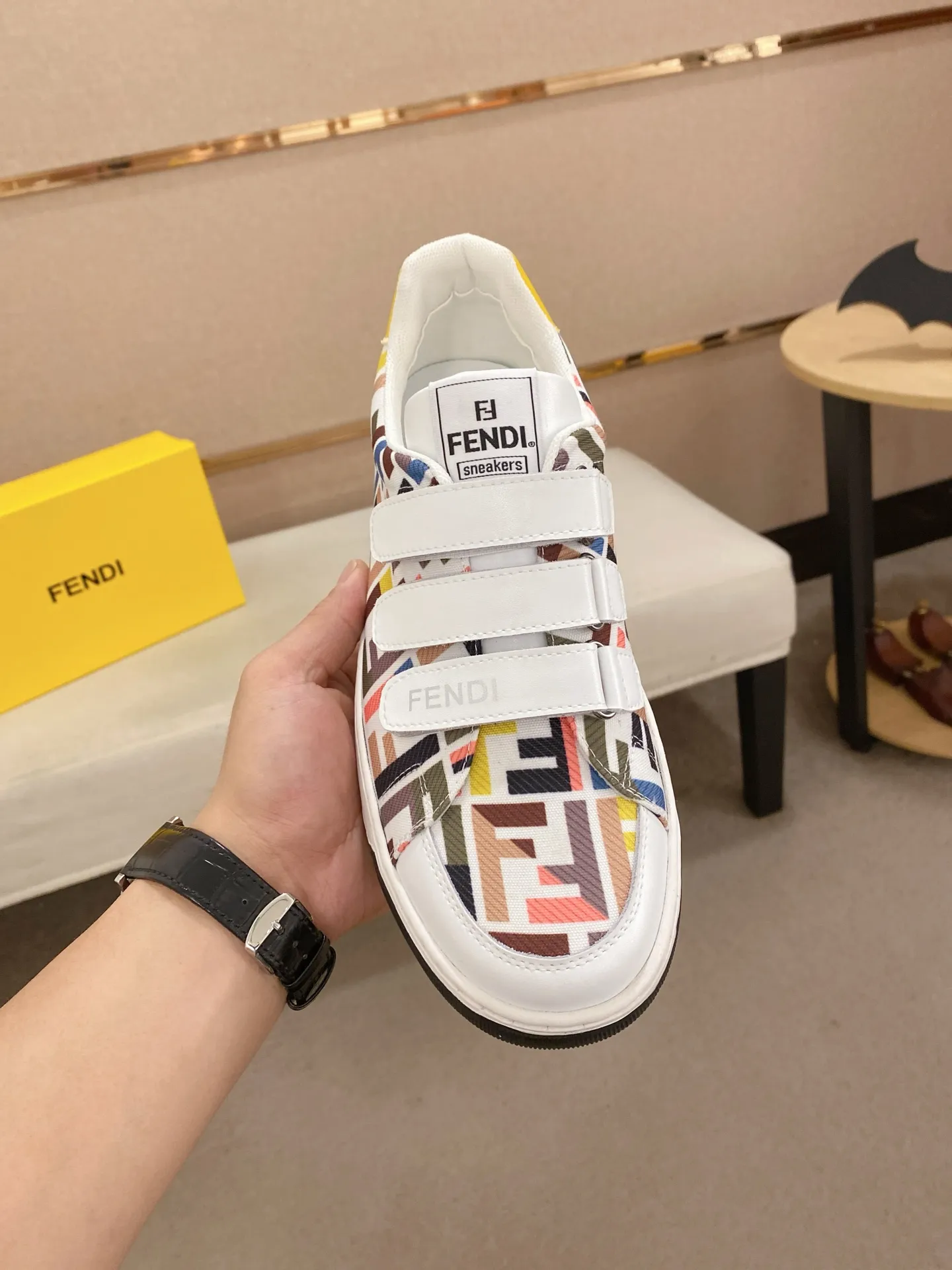 Men's shoes 💰 400💰 (FENDI) New high-top 👊🏻 upper 🇮🇹 imported cowhide fabric 🇩🇪 lining imported sheepskin lining. The original outsole is molded to highlight the identity of every man, and the upper foot is stable and stable🚶🏻🚶🏻The high-end custom counters reproduce the original version📯No matter the wind or rain, the shoe last remains unchanged and can withstand the verification of time🔍️,🔵 Size: 38-44 (45 is custom-made and cannot be returned or exchanged